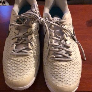 Tennis shoes